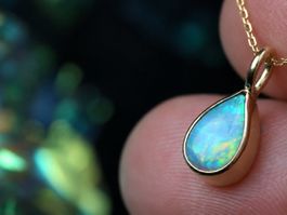 AUREA LACRIMA bezaubernder Opalanhänger aus 18K Gelbgold