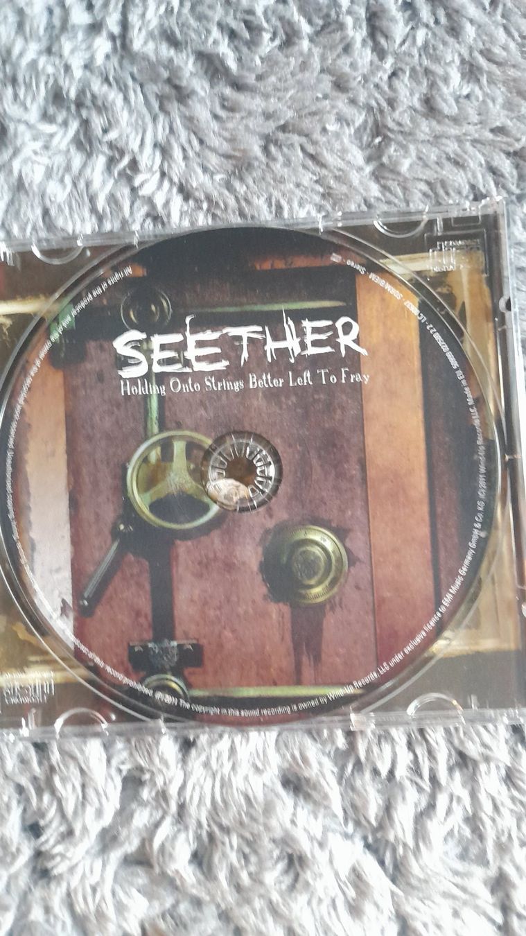 CD: SEETHER    HOLDING ONTO STRINGS BETTER LEFT TO FRAY   CD – Usato da Wetzikon ZH venduto da Ramones01 2