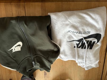 Lot deux pulls Nike taille Mel