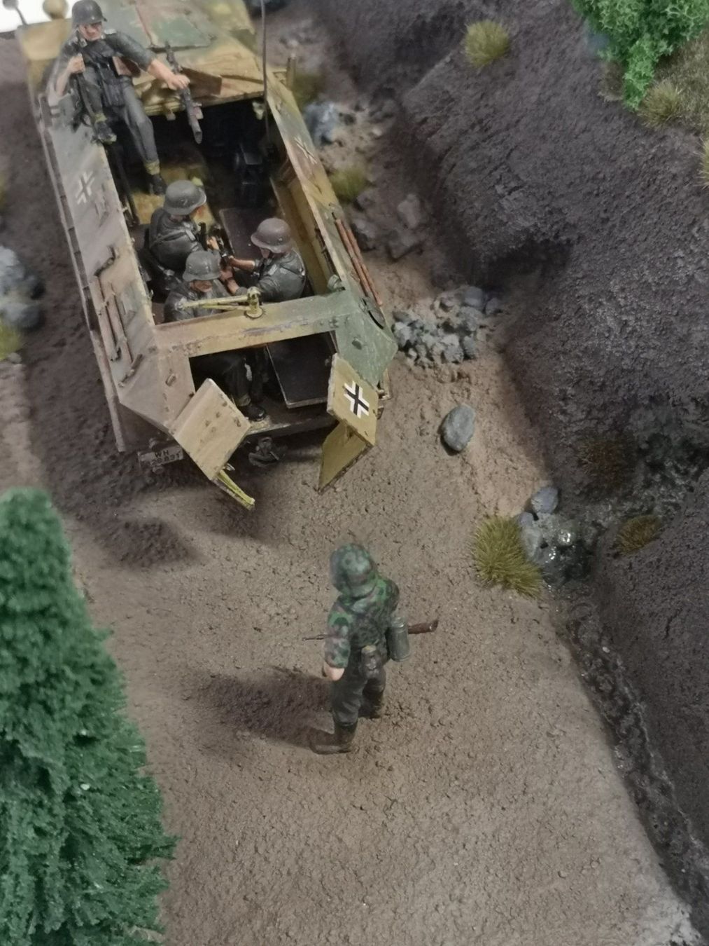 Modellbausätze & Standmodelle: 1:35 Diorama "Kettenfahrzeug" – Gebraucht aus Niederbipp von kevintifu20 3