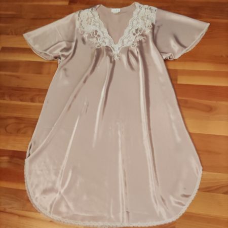 Sara Beth Satin Nachthemd mit zarter Spitze