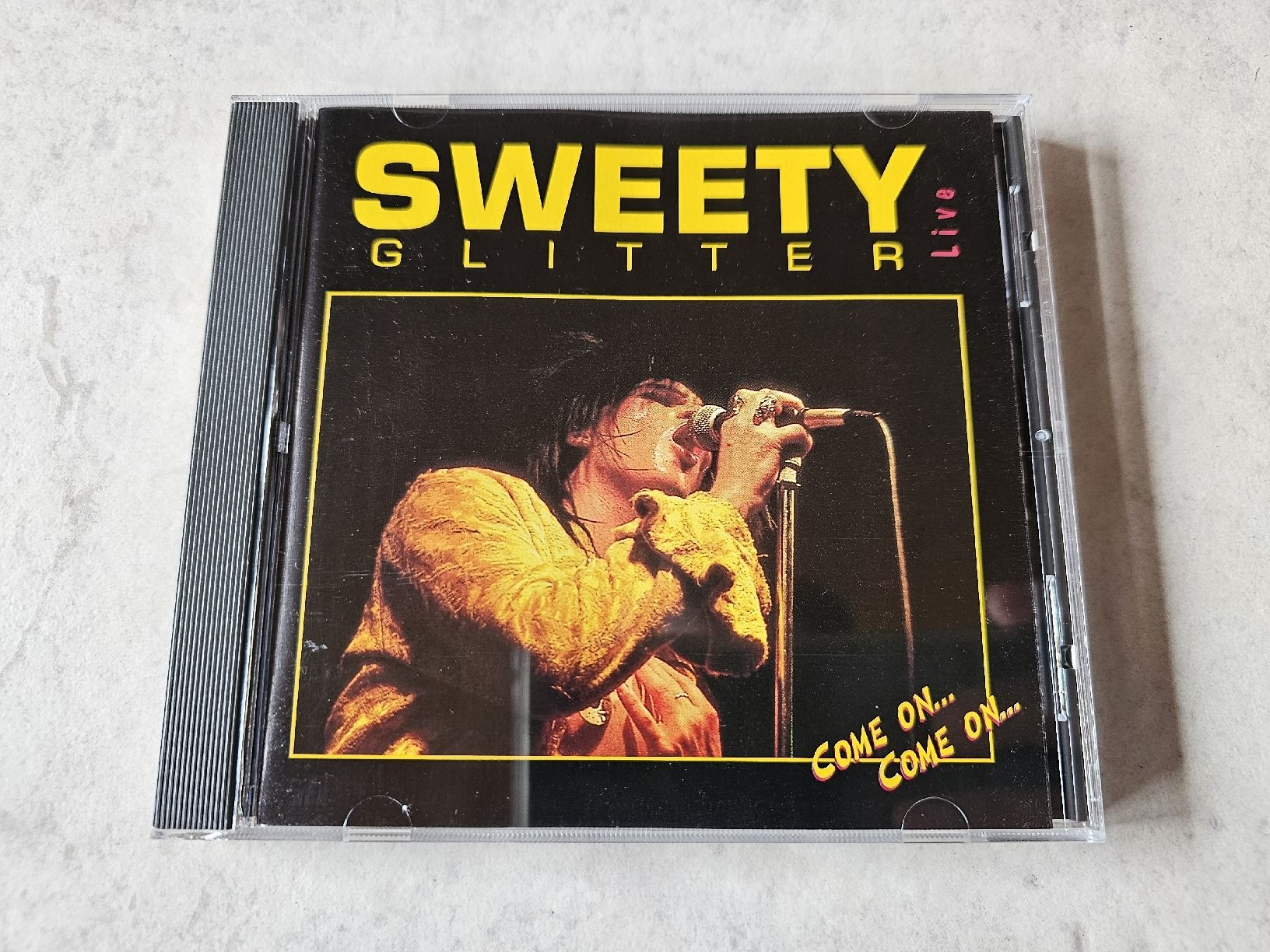 CDs: Sweety Glitter  -  LIVE / Come On Come On – D'occasion à Schneisingen par backstore24