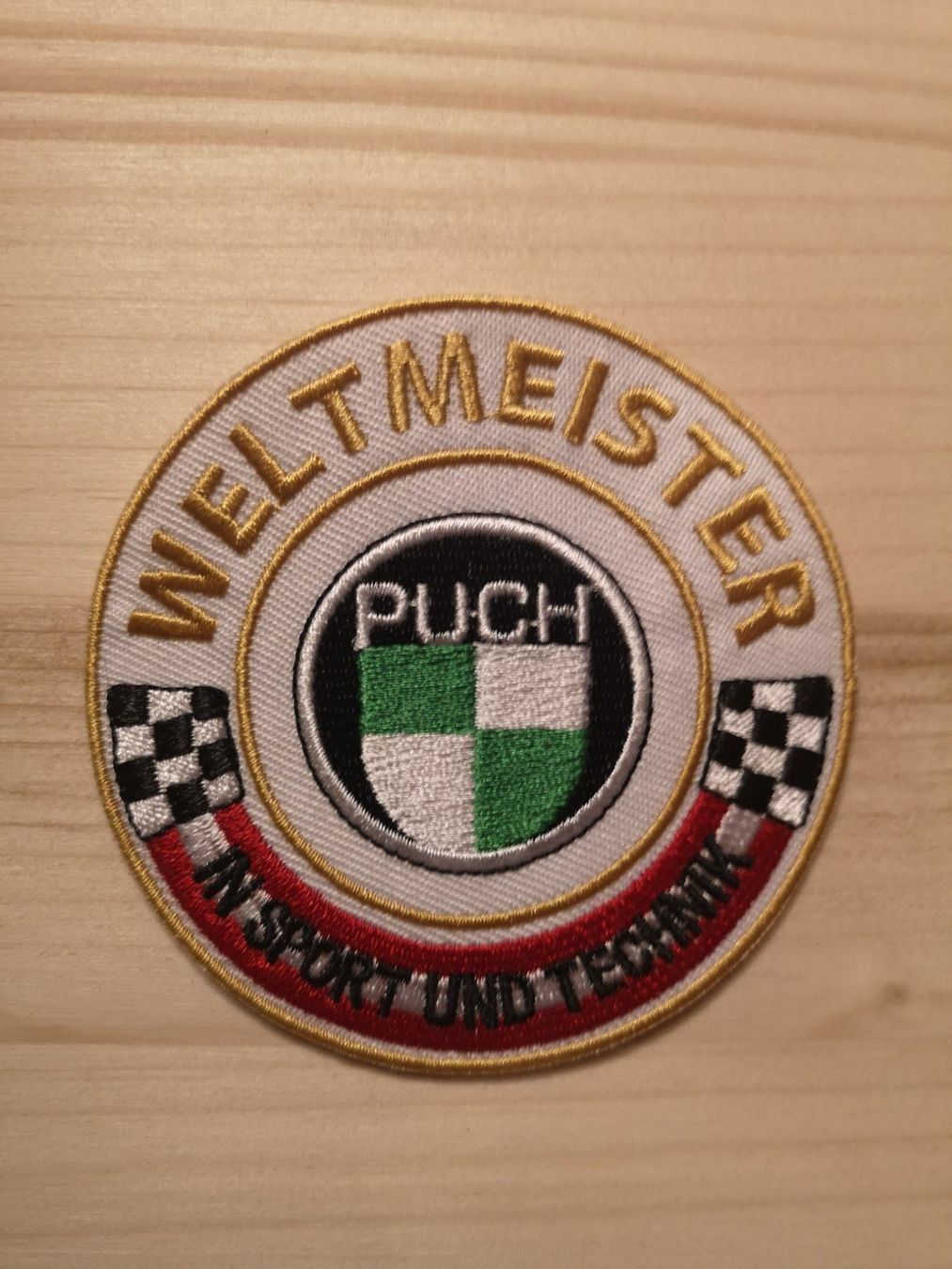 Puch Toppe: Aufnäher Badge Patch Mofa Töffli PUCH WELTMEISTER – Nuovo e nell'imballaggio originale da Grosswangen venduto da Jumbo1983