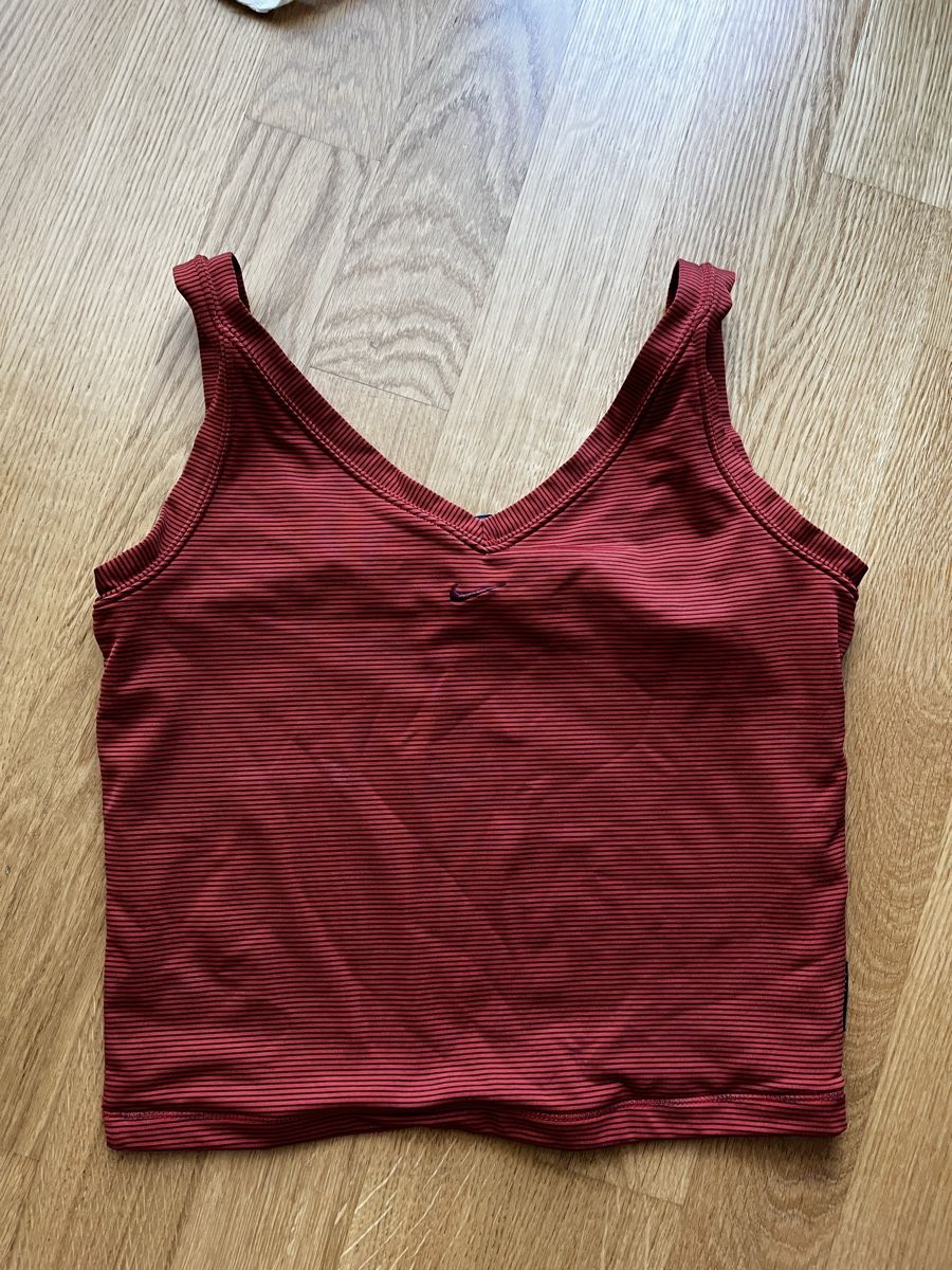 Nike Top: Haut de sport Nike – Nuovo (secondo la descrizione) da Vevey venduto da aurore.yak