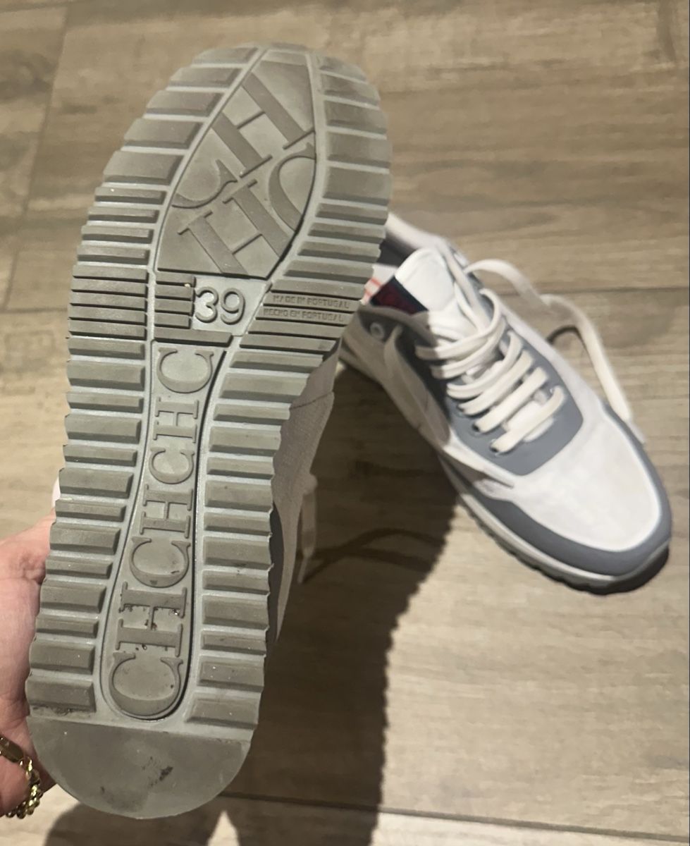 Carolina Herrera Damenschuhe: Baskets CH Carolina Herrera blanches et grises taille 39 – Gebraucht aus Chavannes-Renens von pluvieux 2