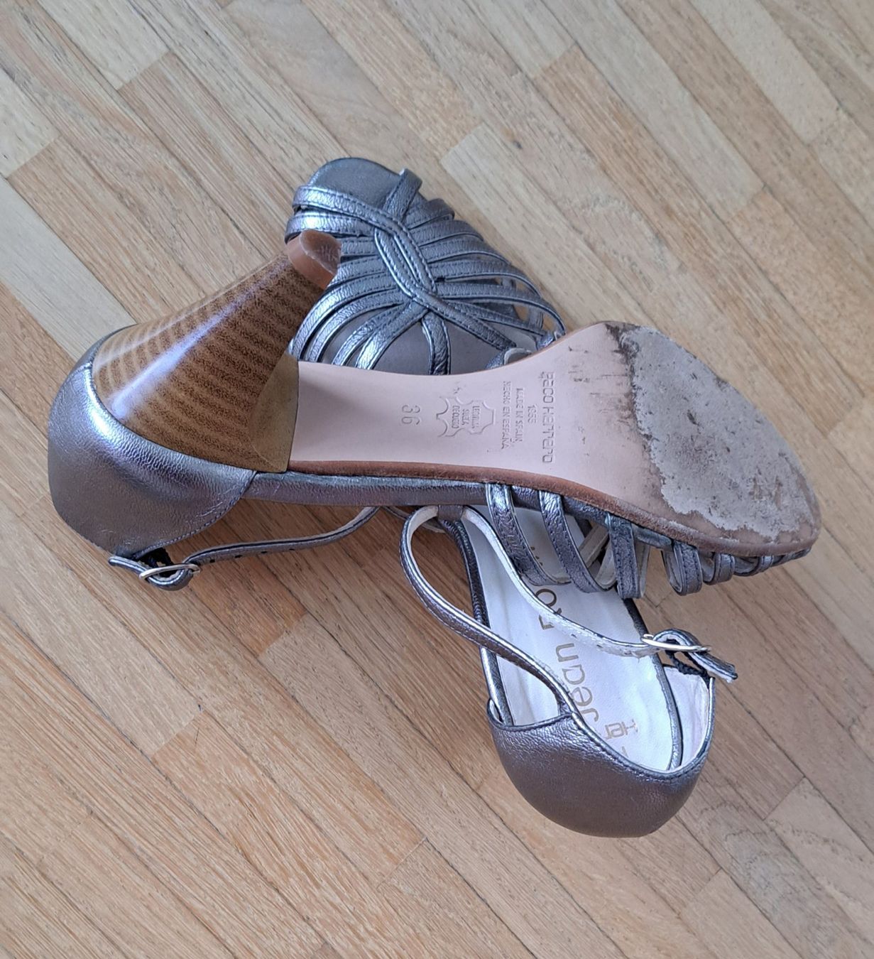 Damenschuhe: Sandales gris argenté en cuir – Gebraucht aus Le Mont-sur-Lausanne von olatiu 2