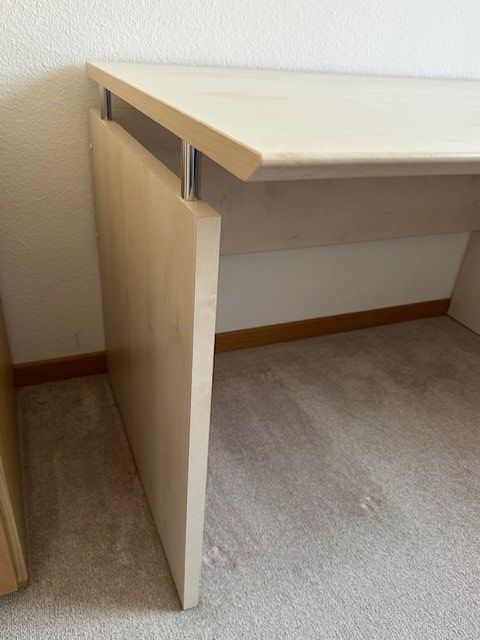 Schreibtische: Praktischer, heller Schreibtisch – Gebraucht aus Brüttisellen von Davos2018 4