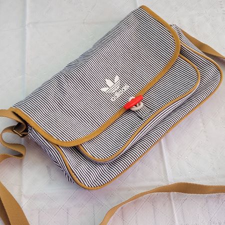 Von 2013 coole Adidas Umhängetasche Stoff neuwertig 