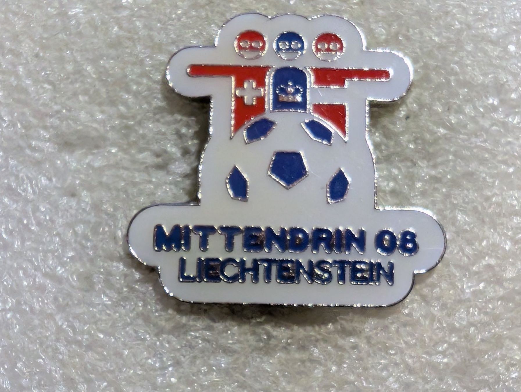 Placchette & Badge: Ansteckpin 42: Mittendrin ob Liechtenstein – Usato da Oppligen venduto da Pin-Fall-Shop