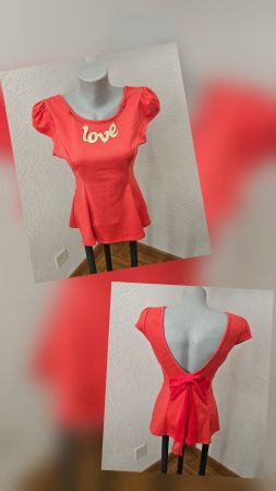 "LOVE" rotes Oberteil Timing in Grösse M mit Kette