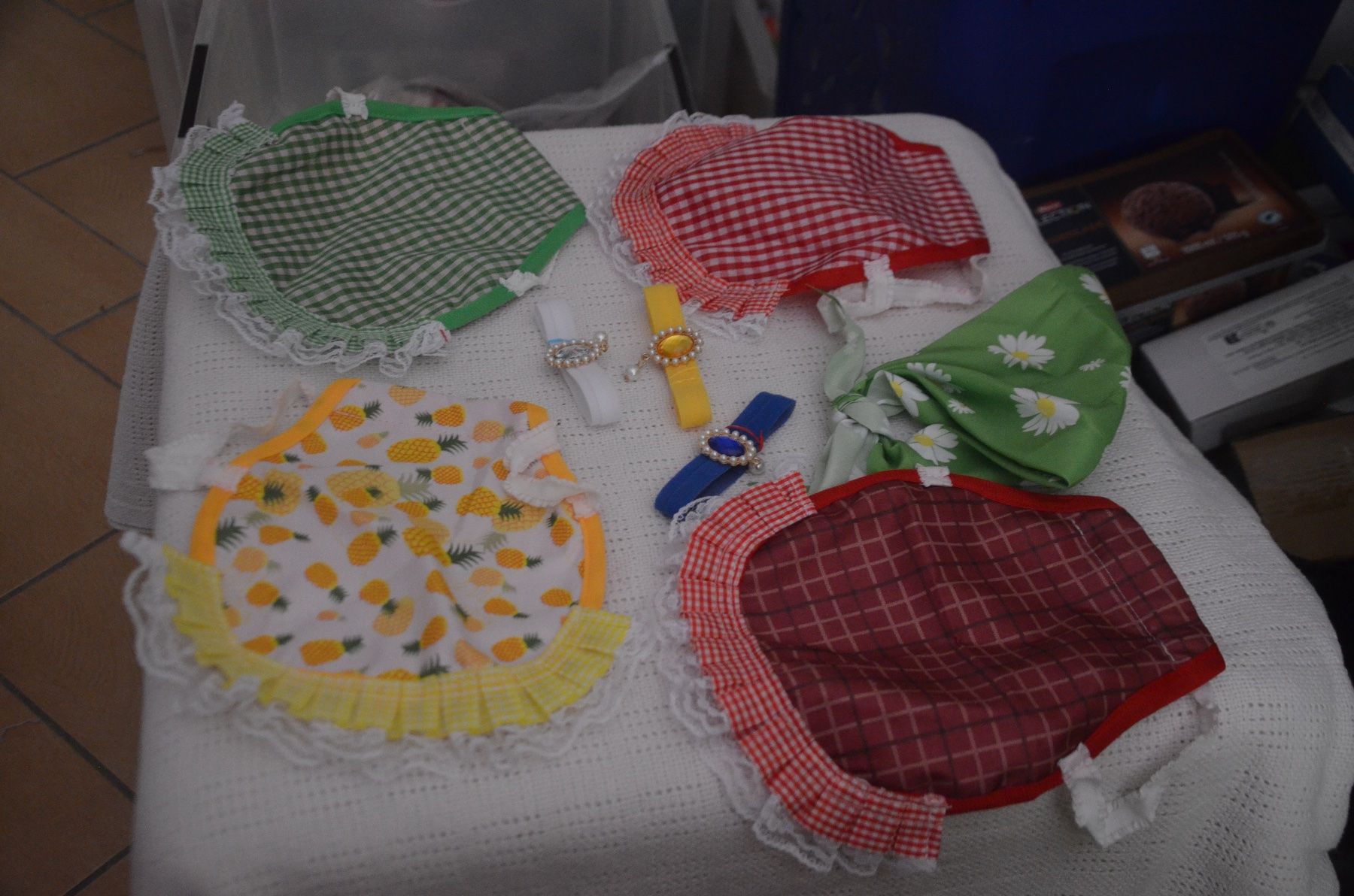 Toutes les décorations: DEKO HUHNER KLEIDER NEU – Neuf avec emballage d'origine à Chiasso par Dolly015