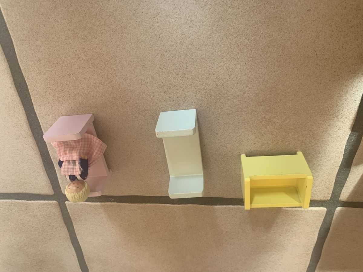 Spielzeuge: Puppenhaus mit Zubehör – Gebraucht aus Baden von lic_56j6 6