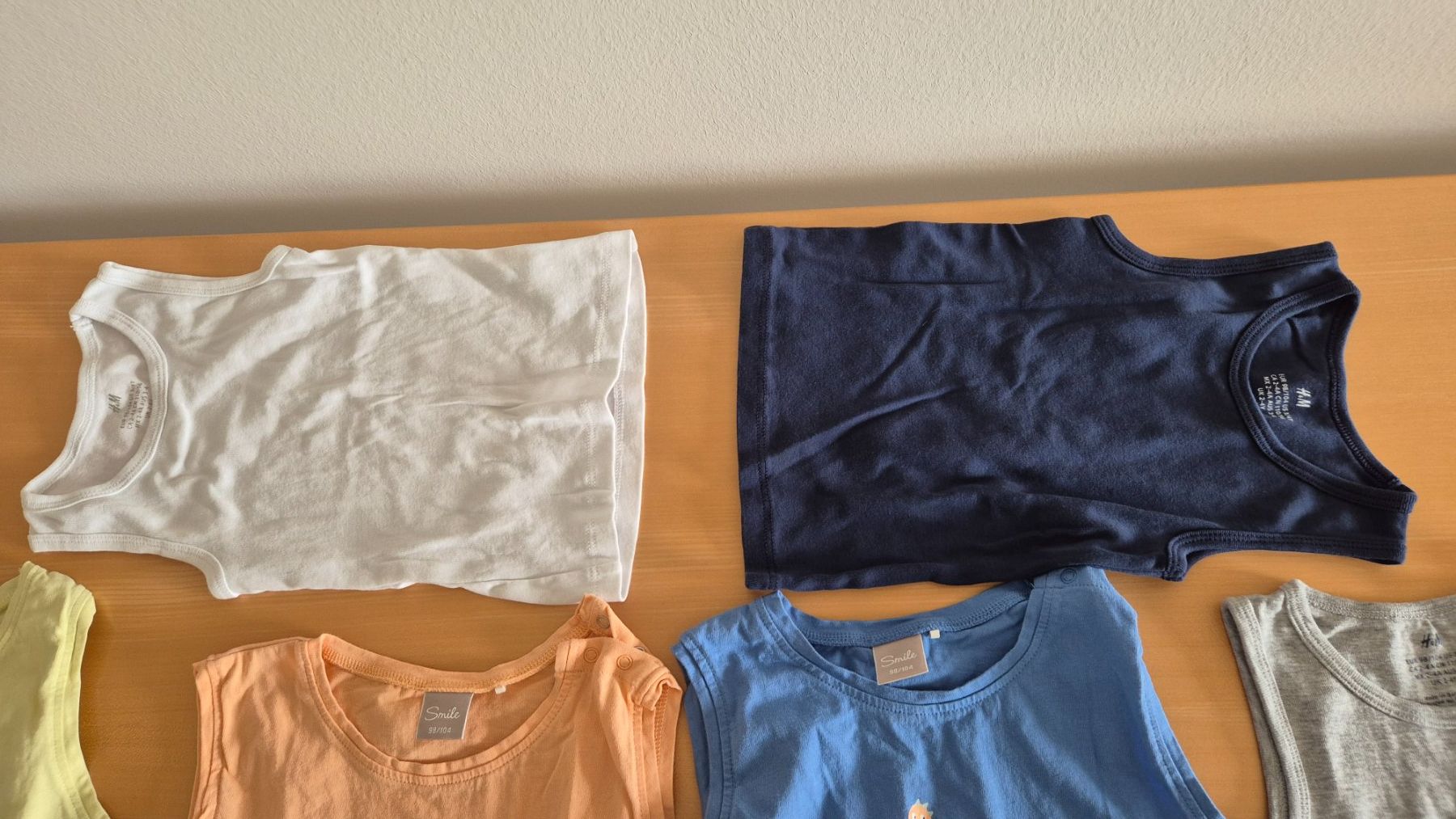 T-shirt: 8 débardeurs taille 98/104 : PN: CHF 39.90 – Usato da Goumoens-la-Ville venduto da cfaIII 4