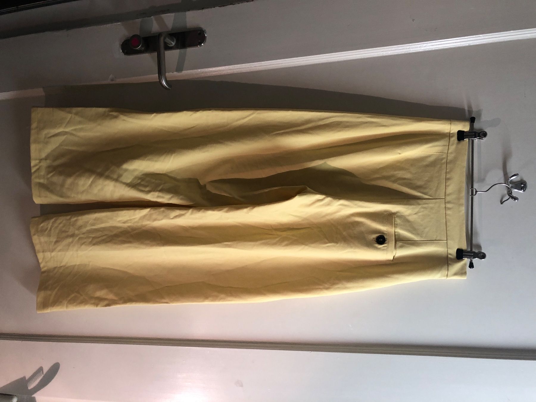 Bershka Pantaloni: Hellgelbe Schlaghose // Bershka // 36 – Usato da Zürich venduto da aurelia_nater 3