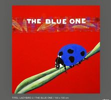ACRYLBILD "LADYBIRD THE BLUE ONE" AUF ROTEM HINTERGRUND