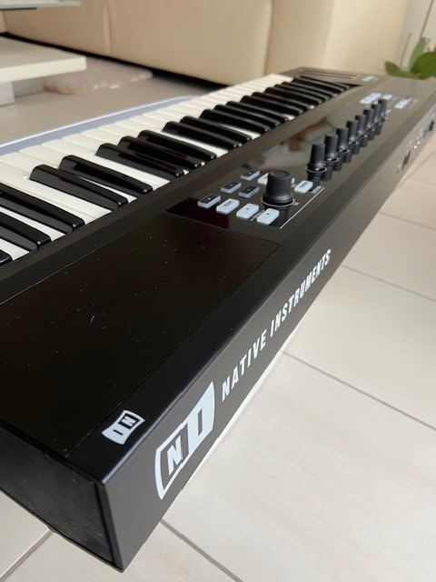 Native Instruments Strumenti musicali: NI Komplete Kontrol S49 – Usato da Zürich venduto da Maki8 9
