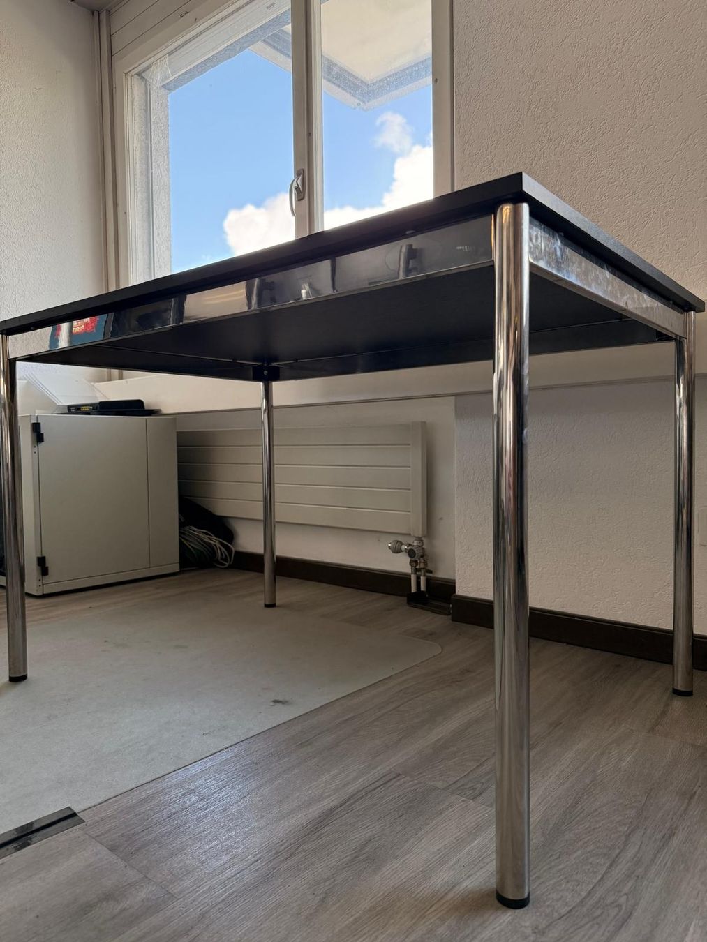 Schreibtische: Schreibtisch Office World mit Chrombeinen – Gebraucht aus Zug von kashtos 1