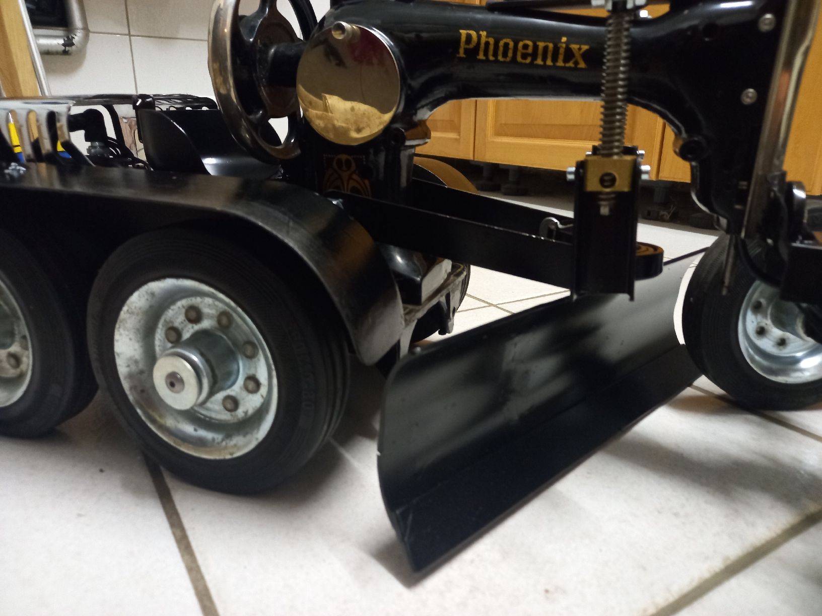 Trattori: Phoenix Nähmaschine  Grader Traktor Deko-Objekt! – Usato da Rüderswil venduto da leopaul01 1
