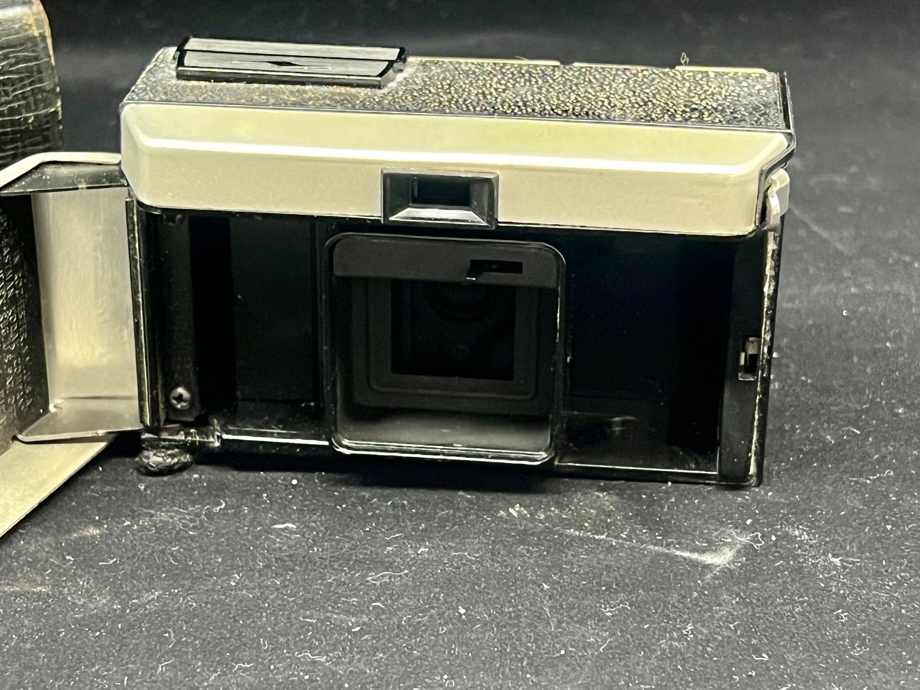 Kodak Appareil photo: Kodak Instamatic 100 Camera avec housse – D'occasion à Sion par ROBY_ROBY_ROBY 4