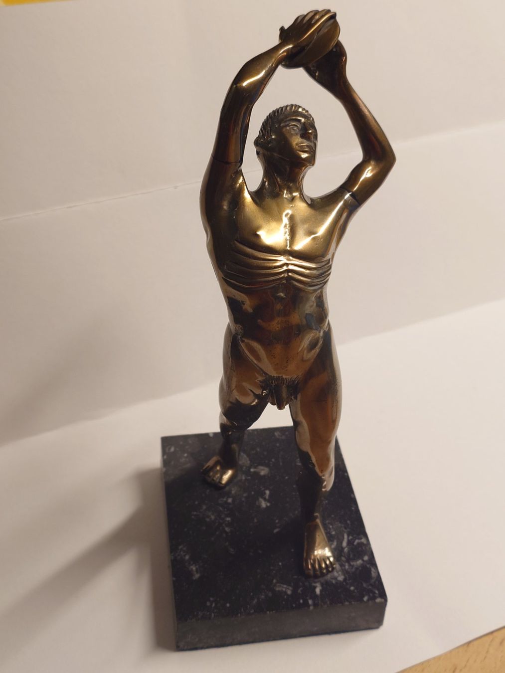 Statuette: Dekorative Bronzefigur "Diskuswerfer" auf Marmorsockel, 24cm – Usato da Greifensee venduto da Freakler
