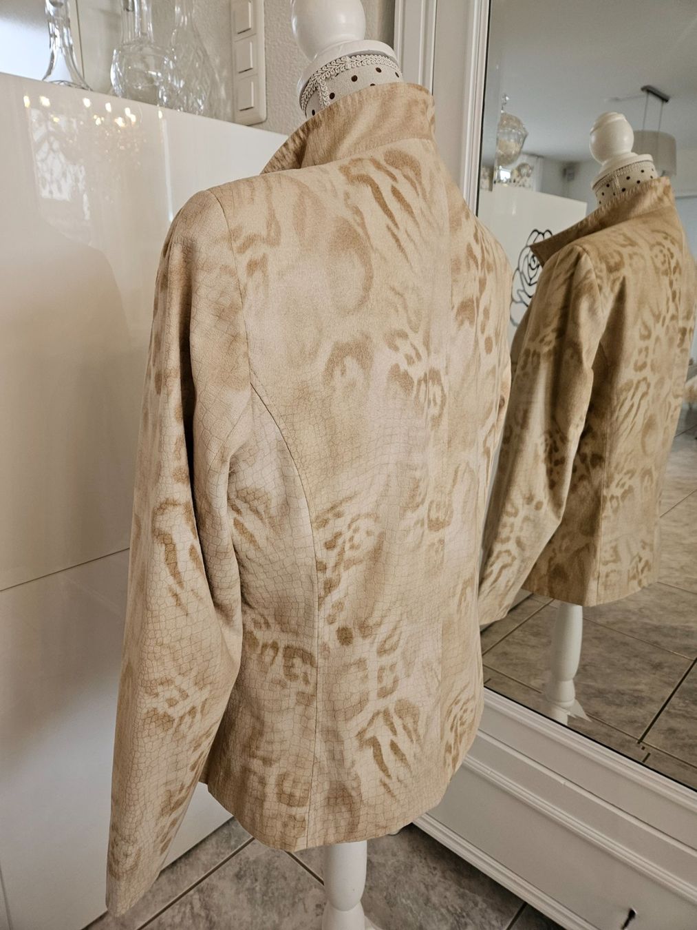 Giacche: Bequeme Jacke Blazer Grösse 38 Beige Leopardmuster – Usato da Gossau ZH venduto da fashiontwo 2