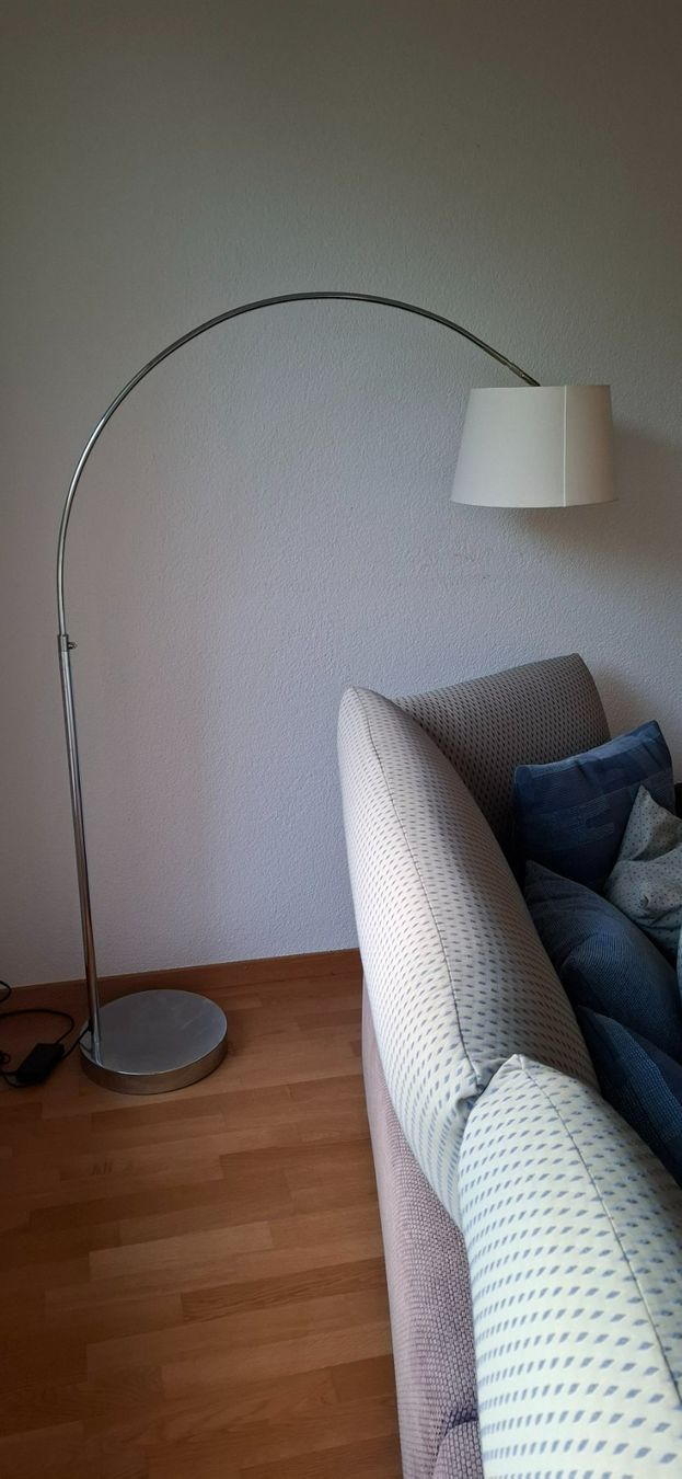 Lampade: Gebogene Stehlampe mit Stoff-Lampenschirm – Usato da Horw venduto da Supervannie 1
