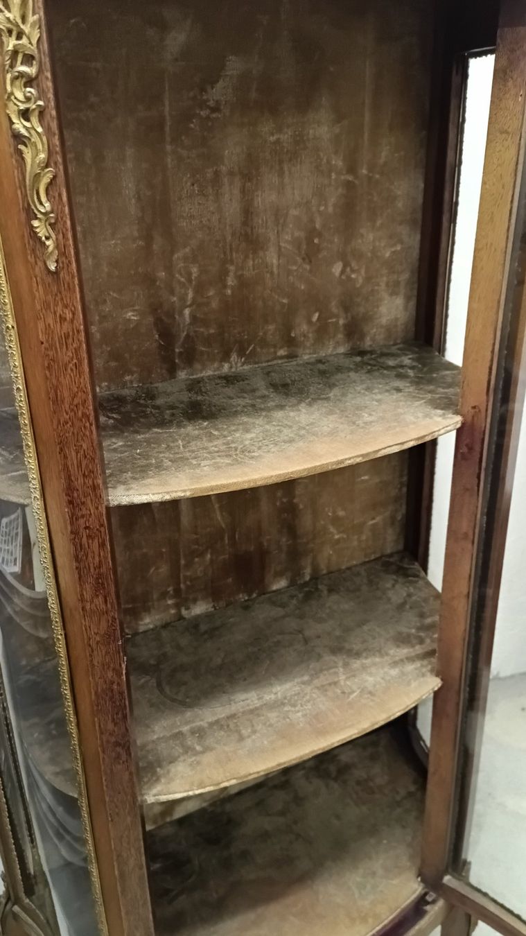 Vetrine: Vitrine galbée Napoléon III – Usato da Poliez-Pittet venduto da DakotaAntiques 5