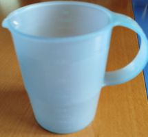 Messbecher blau Tupperware mit Griff und Skala 500ml