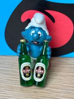 Schlumpf mit zwei Bierflaschen