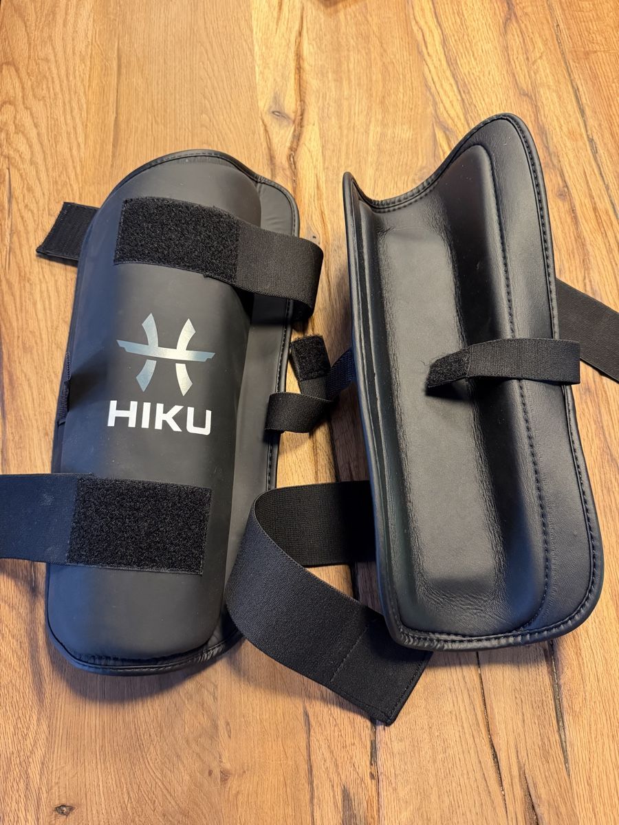 Protections: Schienbeinschoner Kampfsport HIKU – Neuf (Voir description) à Frick par Ka74Ro73