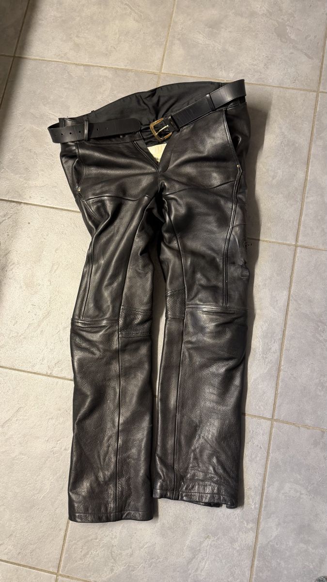 Pantaloni: Motorrad Hose Leder Grösse 66 – Usato da Bauma venduto da Urklang