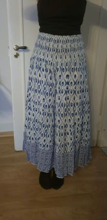 Hose mit weiten Beinen und blauweissem Muster Gr. 44