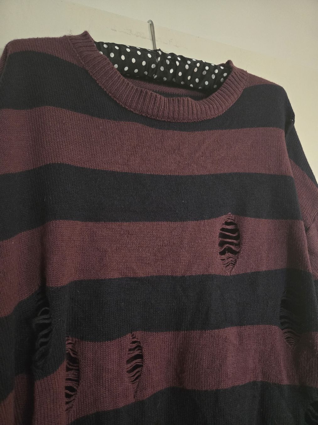 Maglioni & Felpe: Cooler Gestreifter Gothic-Pullover mit Löchern, 40/42 – Usato da Dübendorf venduto da Timulka 1