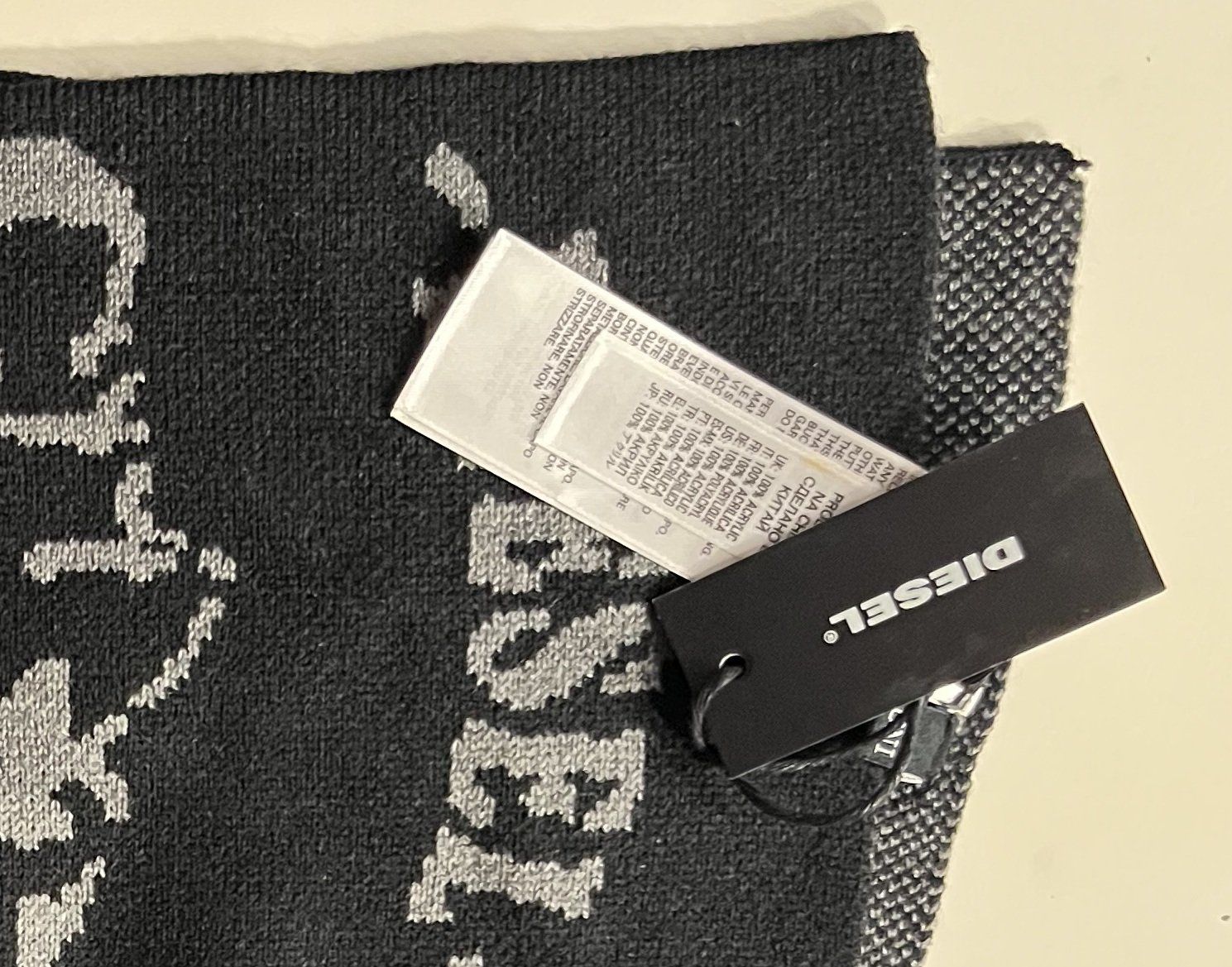 Diesel Foulard & Sciarpe: Écharpe Diesel NEUVE noir et gris – Nuovo (secondo la descrizione) da Murten venduto da Xanax200mg 1