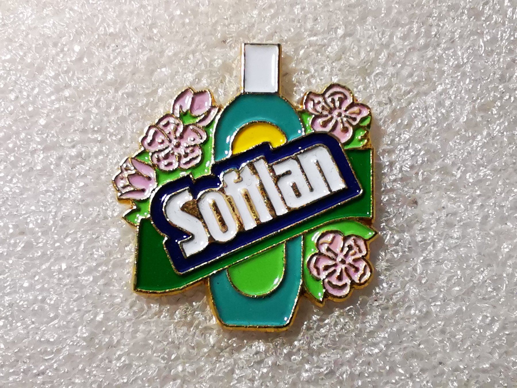 Plaketten & Abzeichen: Ansteckpin 49: Softlan – Gebraucht aus Oppligen von Pin-Fall-Shop