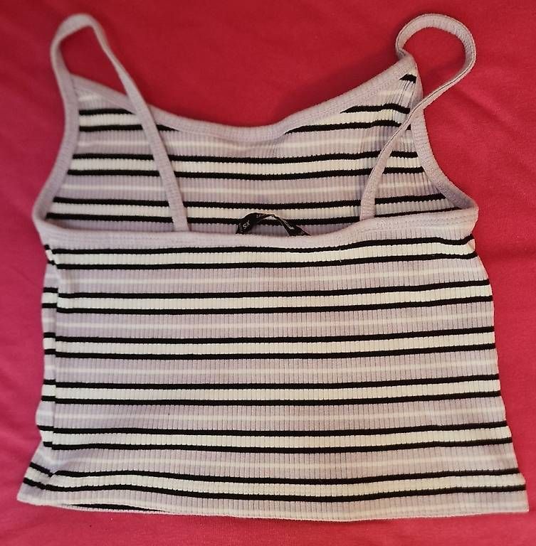 Top: Crop top  – Usato da Riehen venduto da Joloe 1
