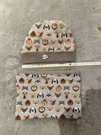 Handgemachte Kindermütze und Loop Schal mit Tiermotiv