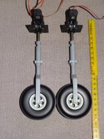 Zwei Einziehfahrwerke elektrisch 2-Bein