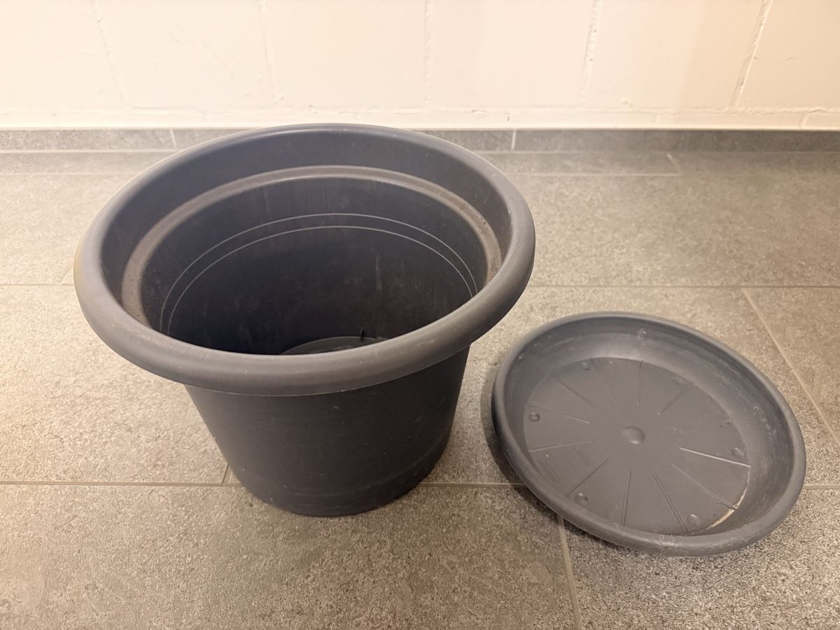 Vasi per fiori: grauer Blumentopf mit Untersetzer – Usato da Pfaffhausen venduto da Beli94