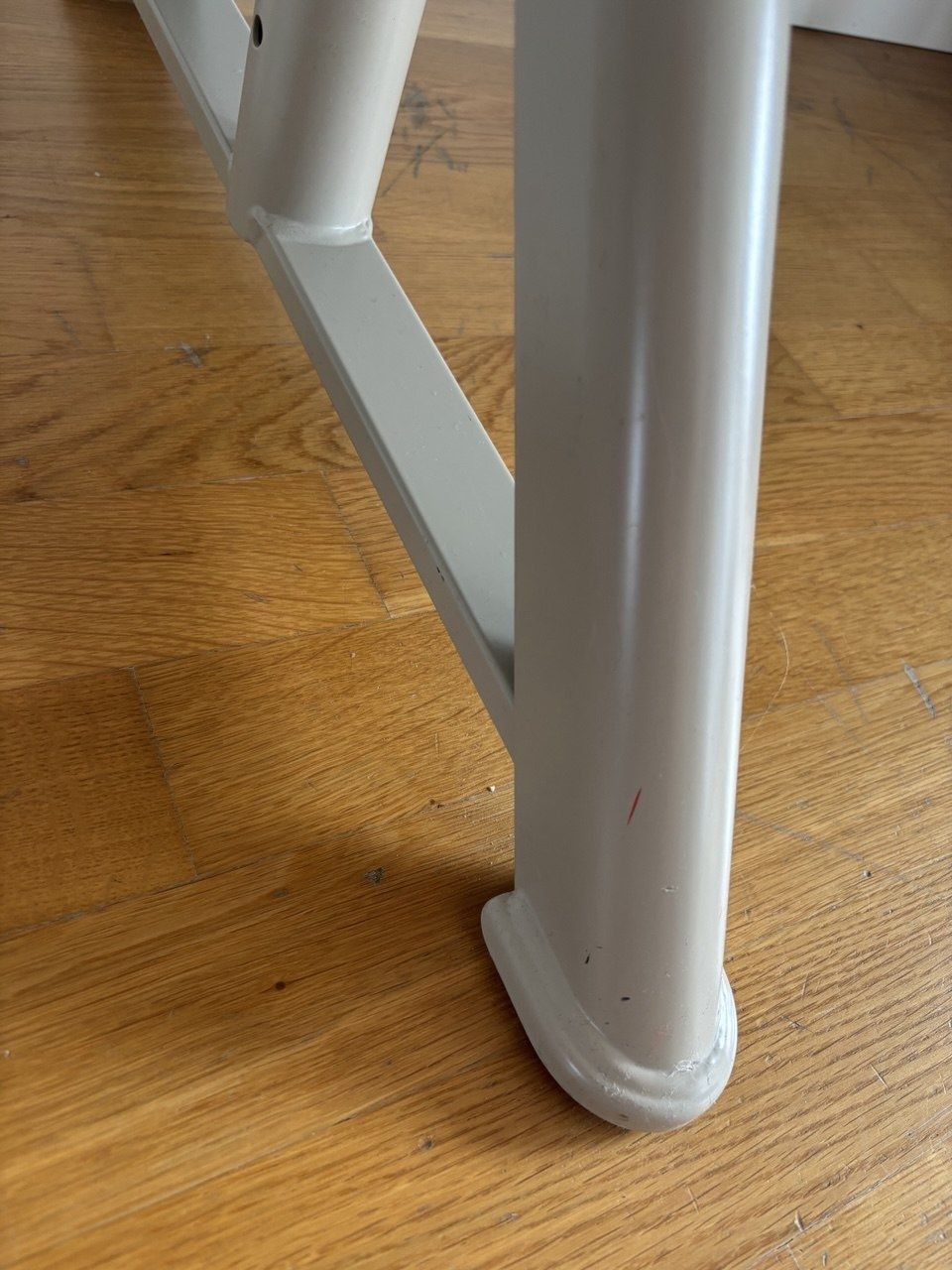 Schreibtische: IKEA Table (Manually Height Adjustable, Brown Wood Finish) – Gebraucht aus Adliswil von EvgenyR 3