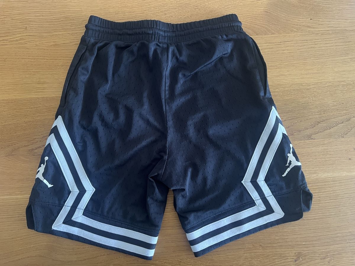 Jordan Pantaloni: JORDAN BASKETBALL SHORTS KINDER – Usato da Dübendorf venduto da Pearlina 2