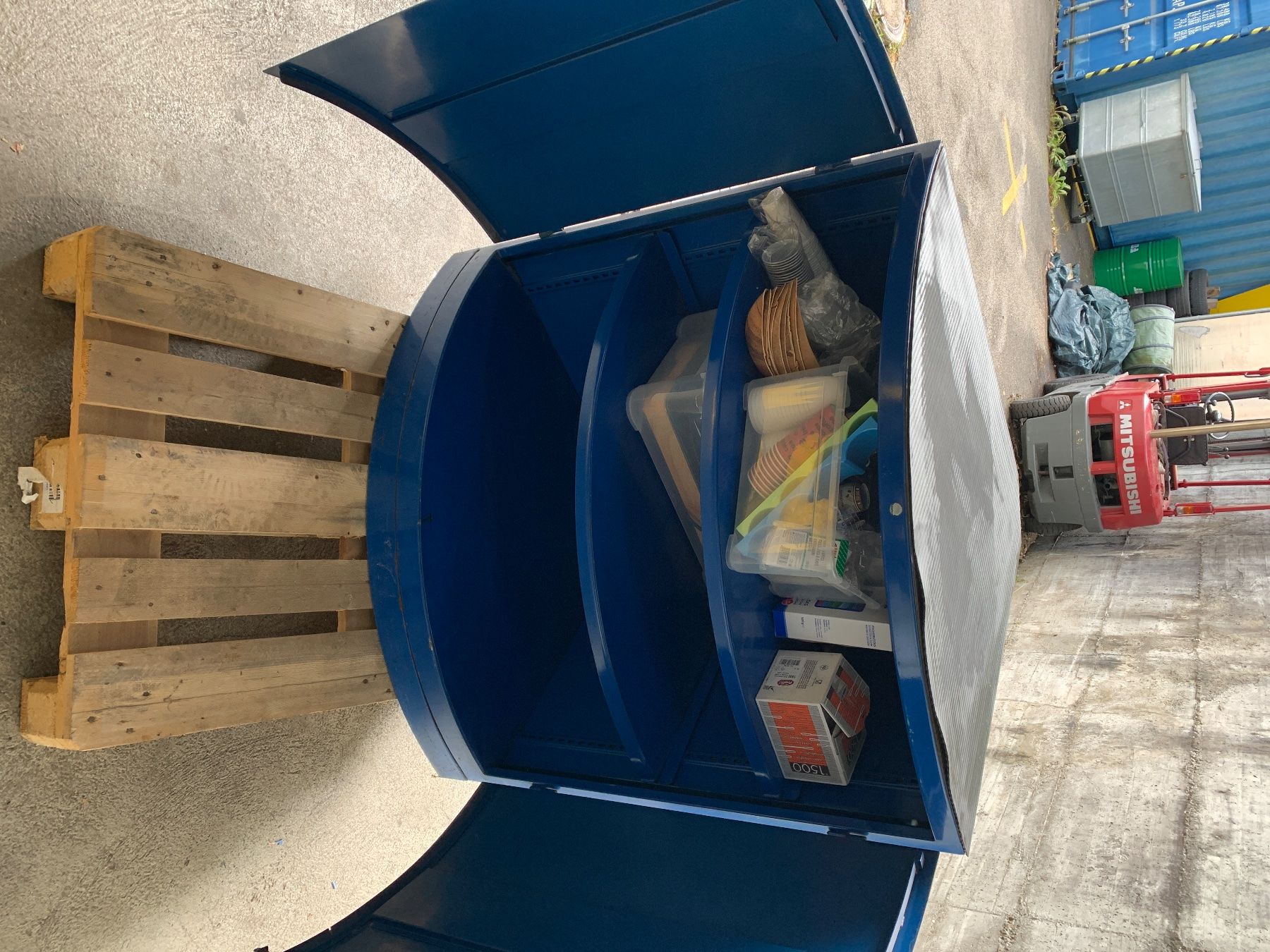 Armadi: Metallschrank Eckschrank – Usato da Schaffhausen venduto da MesicMotors 1