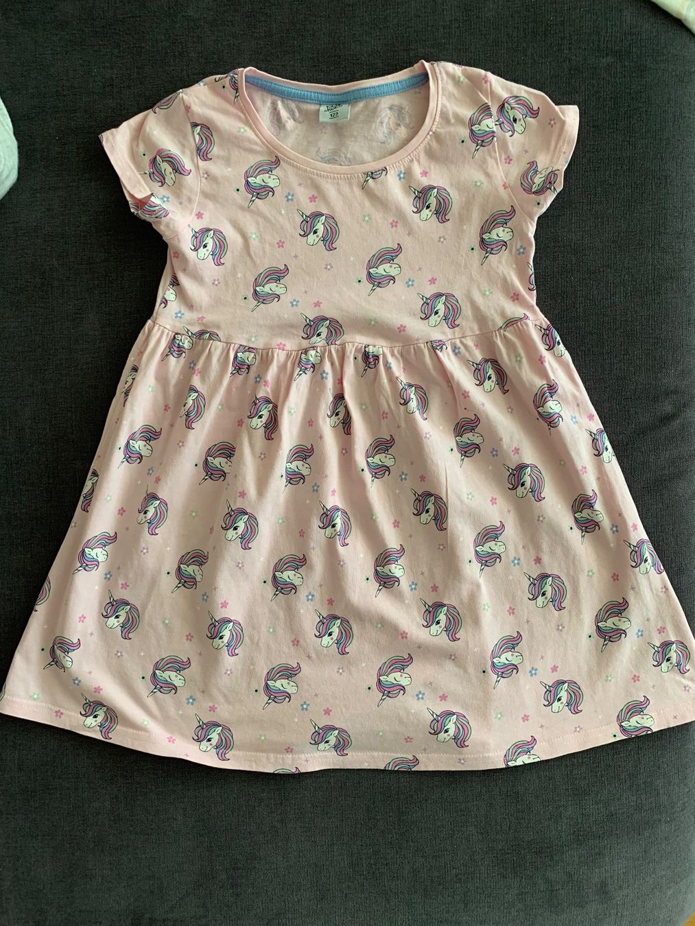 Vestiti & Gonne: Kleid 2x Mädchen Einhorn Gr.122 – Usato da Bülach venduto da engeli92 1