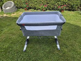 Beistellbett mit Stillkissen