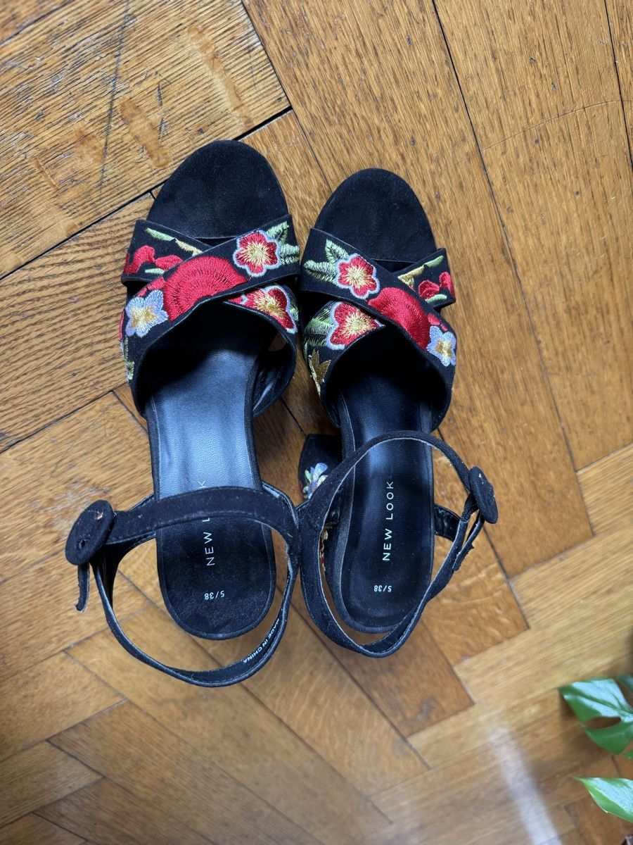 Scarpe da donna: Black pumps with floral embroidery - 38 – Usato da Zürich venduto da kri_zhv2 1