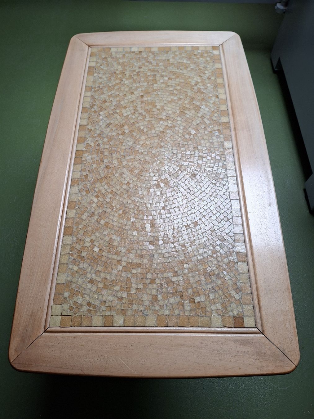 Tavoli: Vintage Couchtisch Mosaikmuster Einzigartige Design Nussbaum – Usato da Meikirch venduto da chrigeli06 2
