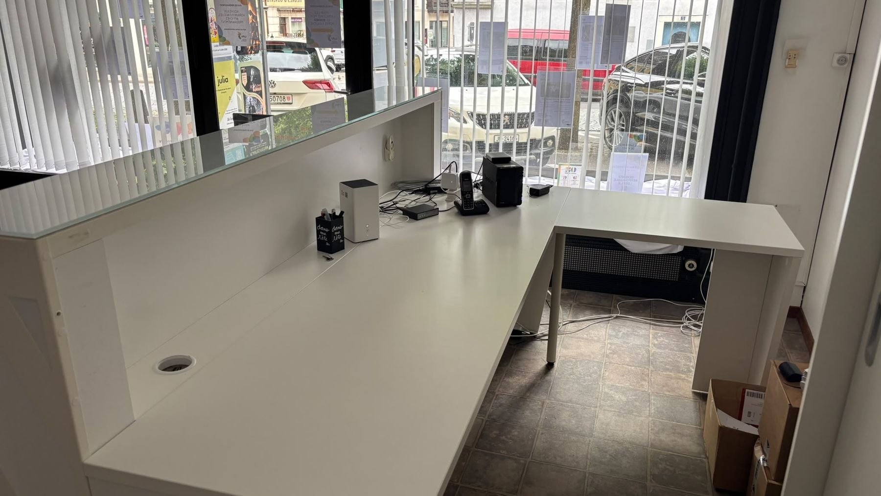 Allestimento di negozi e stand fieristici: Réception bureau moderne design géométrique crème – Usato da Rebeuvelier venduto da facenordsa 8