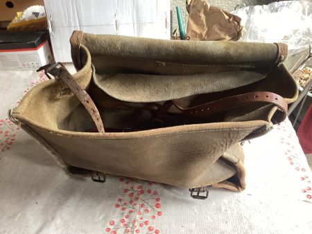 Sac ancien de postier, en cuir véritable, très robuste!