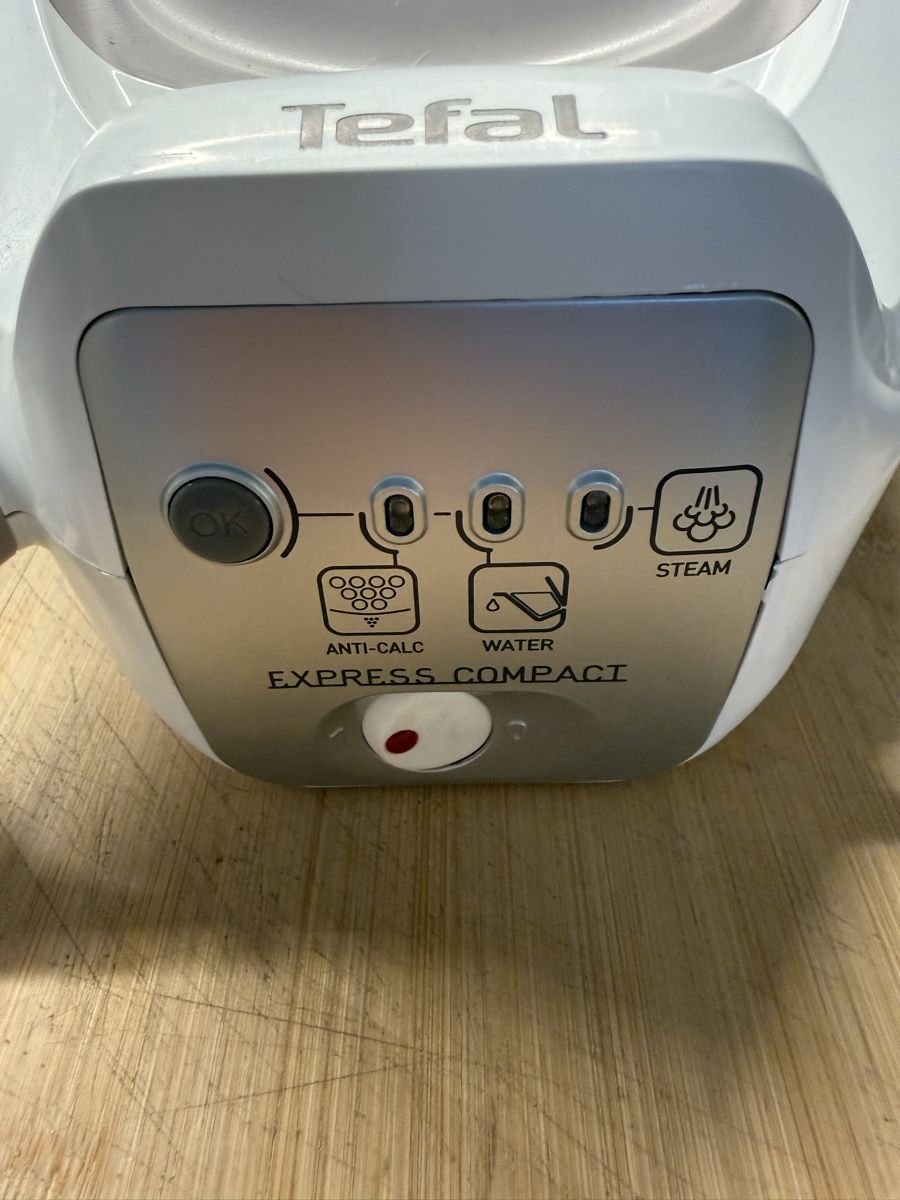 Tefal Bügeleisen: Centrale vapeur Tefal Express Compact GV7085  – Neu (gemäss Beschreibung) aus Lausanne von Doudoutze 4