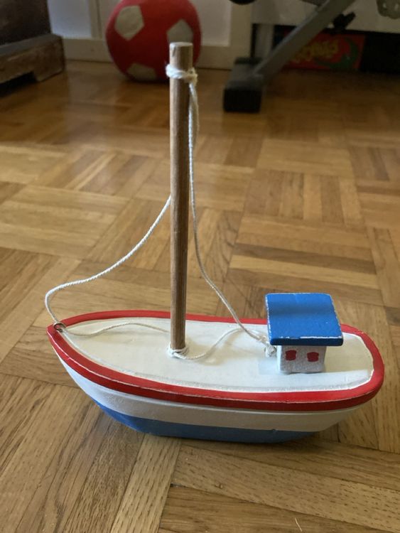 Minuscule Voilier En Bois. Bateau Jouet En écorce De Chêne Photo stock